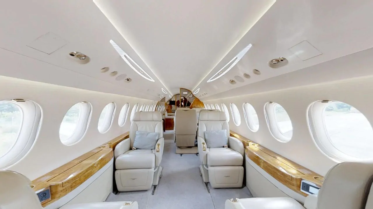 3D Virtual Tour of a Falcon 7X private jet