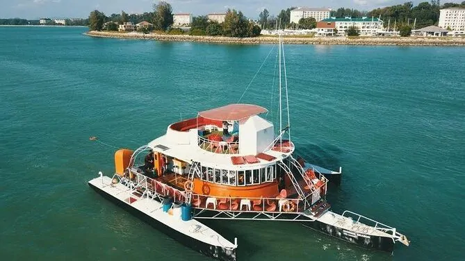 3D Virtual Tour of the Dickson Dragon luxury yacht.